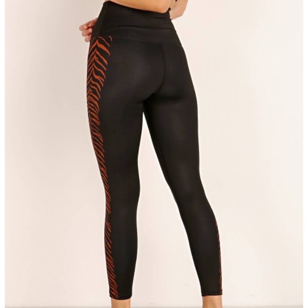 Beach Riot Tiger Legging ๐ - Picture 9 of 12